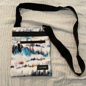 Dakine crossbody purse